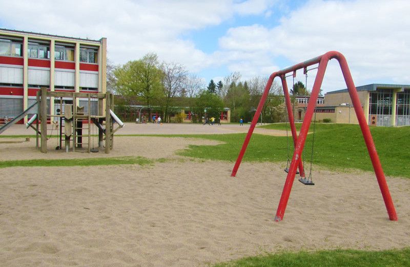 Spielplatz auf dem Aussengelände der Schule