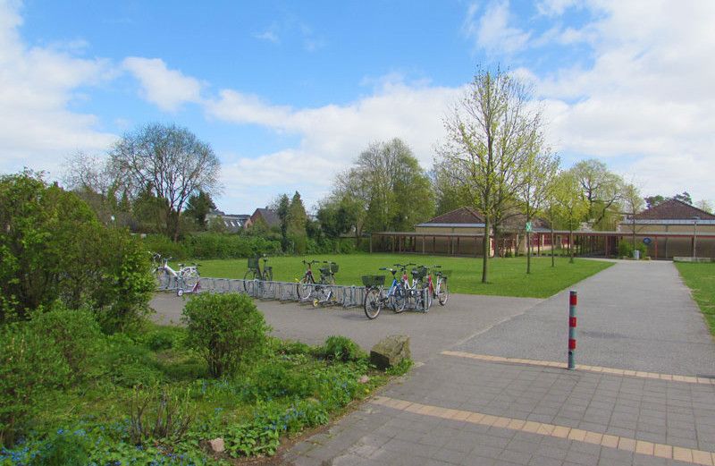 Fahrradständer auf dem Schulhof